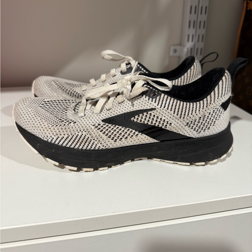 Women’s brooks sneakers